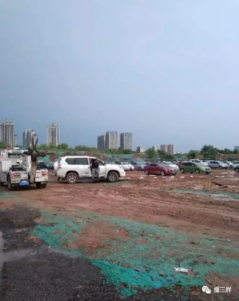 济南宜家仓促开业,临时停车场雨后变泥潭,会