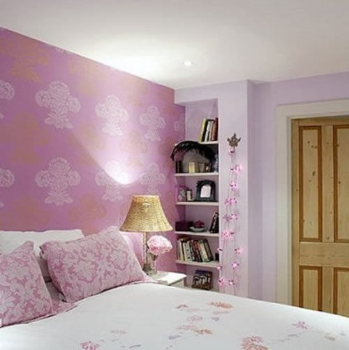 卧室(装修效果图)内的白色装束用美丽的月季花壁纸改变