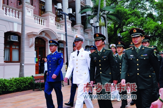 中国人民解放军驻香港部队副司令员王郡里少将率领80名驻港部队官兵